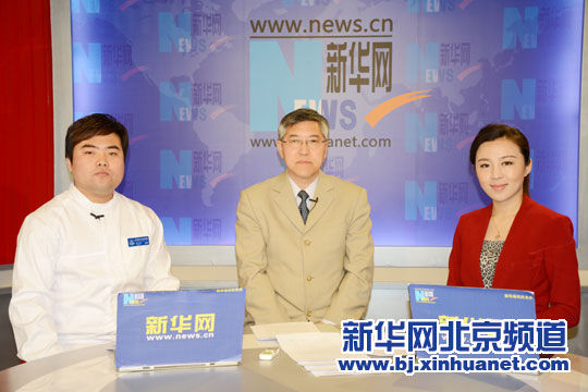 首都医科大学附属北京天坛医院院长王晨(中)、急诊科护士王博(左)做客新华访谈。新华网北京频道发 洪轩 摄