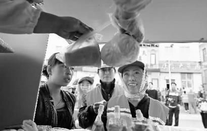 　　15日，环卫工人排队领取免费早餐 新文化记者 王强 摄