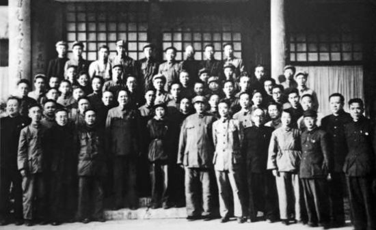 图说：1950 年3 月16 日，毛泽东在中南海接见参加第一次全国统战工作会议的代表。