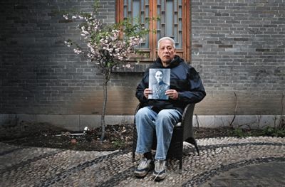 4月8日，张自忠之孙张纪祖，拿着爷爷张自忠的照片。当时他应邀参加台儿庄战役纪念活动。新京报记者 尹亚飞 摄