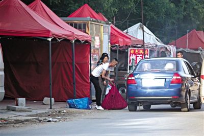 因拒绝交“保护费”，一男子将记者所摆的地摊抄走。在收取当天30元的“保护费”后又将物品返还。