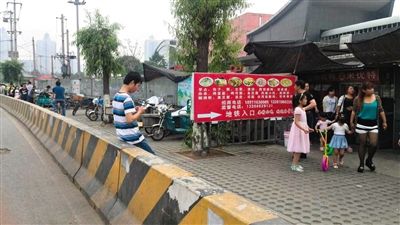 地铁天通苑北站北侧的“小吃一条街”，商贩每月交数千元便可在此经营。据城管部门介绍，该处为规范摊贩经营设立的疏导区。