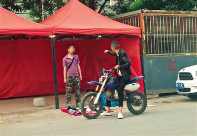 5月13日，地铁天通苑北站附近的一条巷子中，一名身份不明人员暴力威胁正在摆摊的记者交“保护费”。