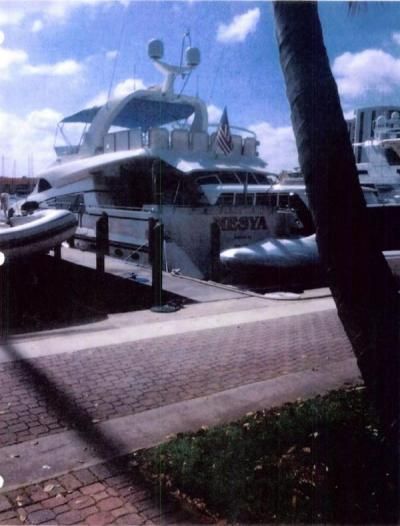 　　贺业军通过企业购入的游艇  　　