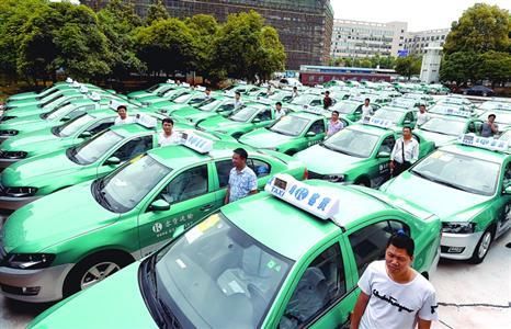 5月15日，义乌新上线的出租车整装待发，于5月16日凌晨0时正式上路营运。这些新上线的出租车将分配给出租车市场的新晋者，这也是目前义乌市实行出租车改革的一项内容。/CFP
