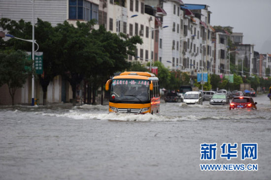 5月20日，广西罗城仫佬族自治县遭强降雨袭击，城区低洼路段积水严重。新华社发（韦如代 摄） 