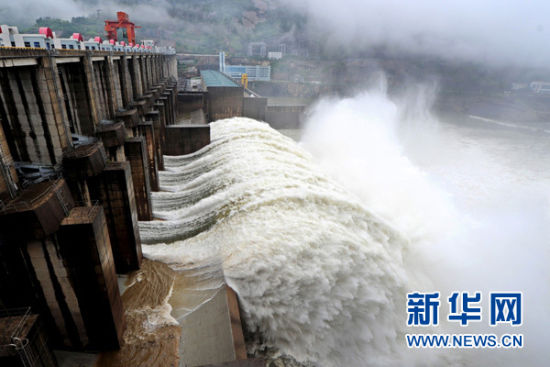 5月19日，受库区上游持续降雨影响，福州水口电站迎来今年入汛以来的首场洪水，16时许电站开闸泄洪。新华社发(郑祖植 摄)