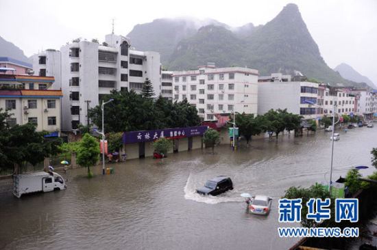 　5月20日，广西罗城县朝阳路积水严重。新华社发(吴耀荣 摄)