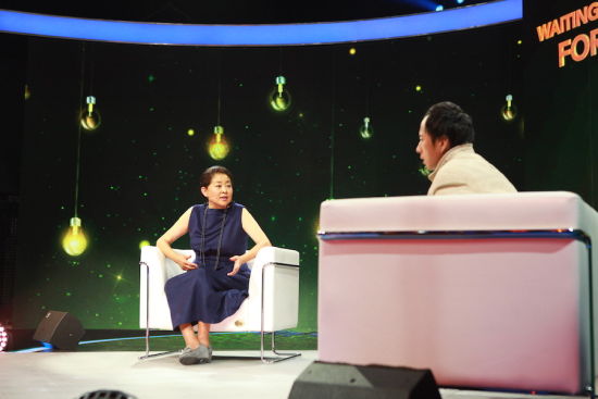 《等着我》节目倪萍与寻人者交流。