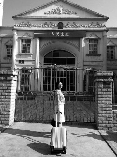      兰越峰拉着装满诉讼材料的行李箱进法庭。京华时报记者杨凤临摄