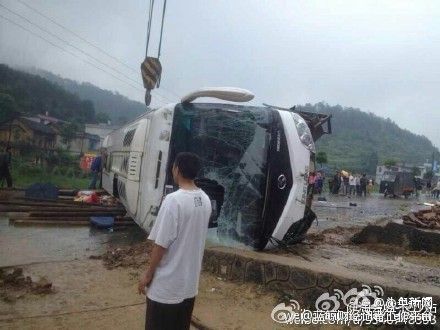 23日临近中午时分，湖南新宁县回龙镇国道线上一辆载有50余名乘客的大客车发生侧翻，目前已致6人死亡。