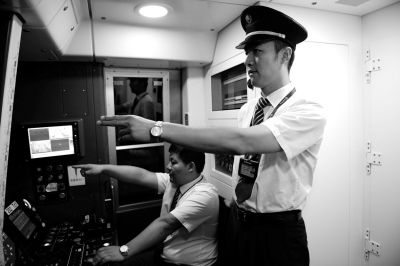 熊艳斌正在地铁列车上巡视。京华时报记者王俭摄