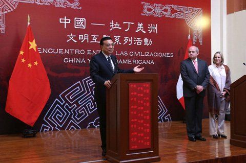 李克强生动阐述文明互鉴：一片棉布、一粒种子、一个面具、一杯酒  　　