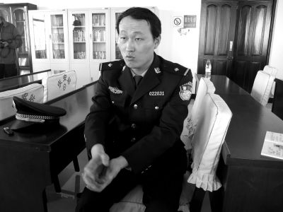 民警李乐斌向记者讲述当天事发详细经过。京华时报记者袁国礼摄