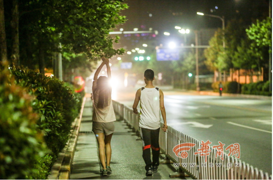 夜晚的人不较少，成了年轻人跑步的有利地点