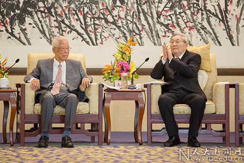 朱镕基对《袁宝华文集》的出版表示祝贺。他愉快地回忆了60多年前与袁宝华共事的经历，并称宝华同志是自己最好的“启蒙老师”。