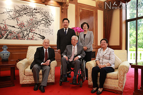 袁宝华与参会嘉宾合影