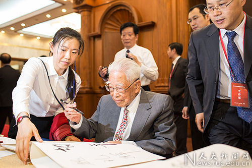 百岁高龄的袁宝华专程出席会议。