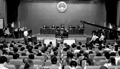 法庭变刑事庭审“四方格”为控辩审“三角形”。　河南高院供图   