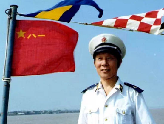 姚树人将军在军舰上