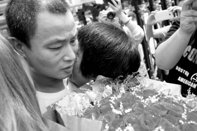      黄兴获释后接过鲜花与母亲抱头痛哭  京华时报记者 王晓飞 摄       