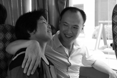     在去往老家祭祖途中，陈夏影与母亲开心交谈  