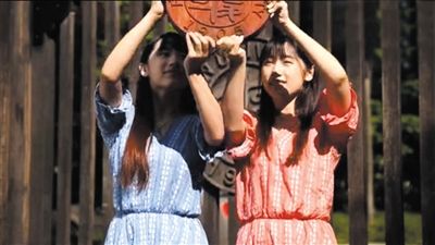 复旦大学新版宣传片传递校徽画面。 视频截图