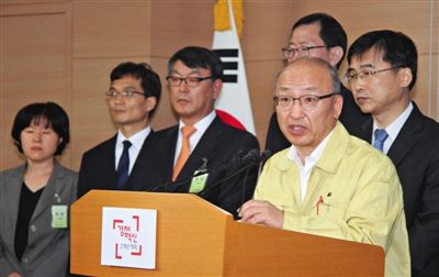 昨日，韩国保健福祉部长官文亨杓在记者会上发言，就防疫不力道歉。新华社记者 姚琪琳 摄