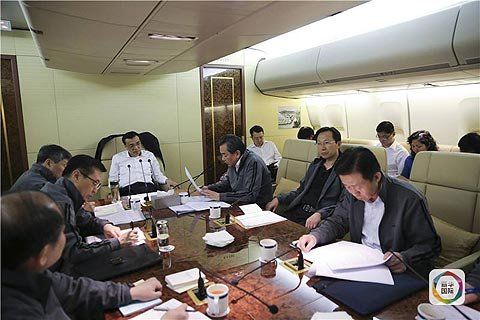 李克强在专机上开会