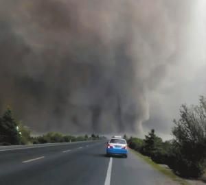 龙卷风突袭通榆，天昏地暗 视频截图 