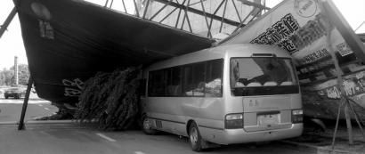 5月31日，长春市景阳广场，一个广告牌被大风吹倒，砸中一辆中巴车 吉友 李文道 摄 