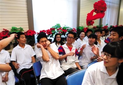 昨日，宏志中学的142名高考学生玩“击鼓传花”游戏。考前，该学校为学生开“大趴”解压，希望学生们能轻松备考。新京报记者 薛珺 摄