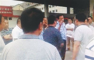 6月8日，多位周口当地加油站老板在向警方询问案件进展。图/受访者提供