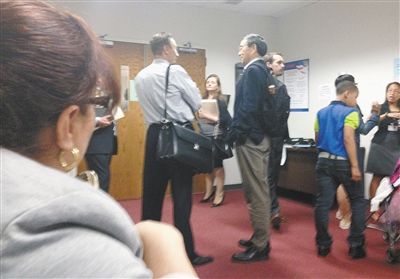 6月9日，杨秀珠的代理律师弗拉德·库兹明(中左)在美国纽约移民法庭等待开庭。新华社发