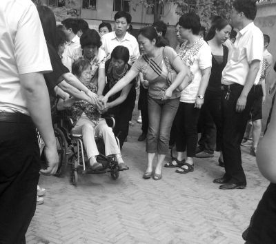 薛永清的岳母前往医院见遗体一面。