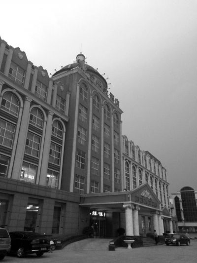 薛永清妻子从金恩大酒店6楼跳下。