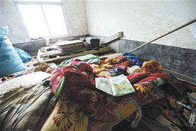 昨日，毕节4名死亡留守儿童生前居住的房屋内，被褥上留有孩子的课本。6月9日，这4兄妹在家喝农药死亡。新华社记者 陶亮 摄