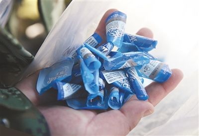 5月20日，朝阳区顺黄路一家假桶装水生产窝点，一个白色塑料袋内，装着数十个真桶装水防伪码。