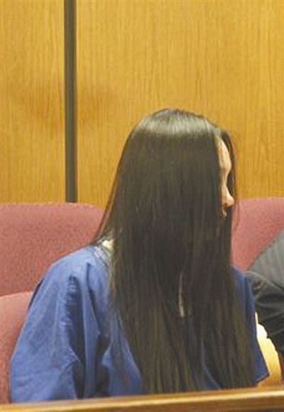 被告人杨某用头发遮住自己的脸。