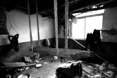4名死亡留守儿童生前居住房屋内自制的秋千。新华社发