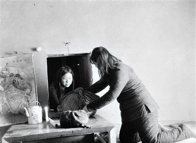 冀中抗战时期，村民向地道内运送物资。资料图片