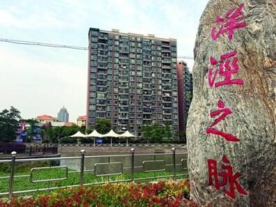 “洋泾之脉”还矗立在河边，但河的名字却已改成三八河。