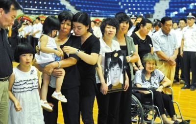      6月12日，袁帅烈士亲属在追悼会现场。