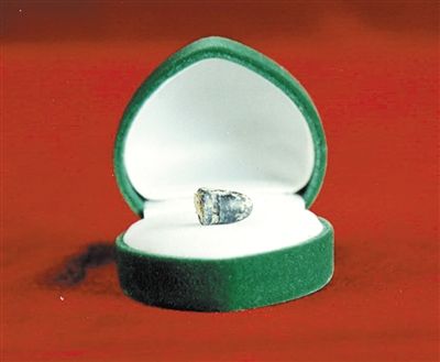 纪念馆 子弹 1933年，叶飞在福安赛岐狮子头客栈与地下党接头时，被特务袭击，身中4枪。其中一枚子弹打在胸口进入肺部，受当时条件限制，这枚子弹直到他1999年去世才从骨灰里拣出来。目前，这枚子弹在福建省革命历史纪念馆内展示。