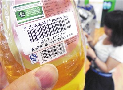 食品上贴有追溯码，借助读码器可查询产地和生产日期等信息。图/CFP