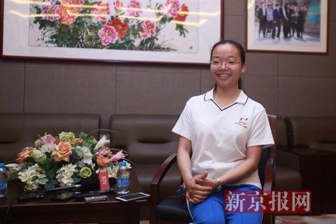 今年高考北京文科状元北师大二附的蔡雨玹接受媒体采访。