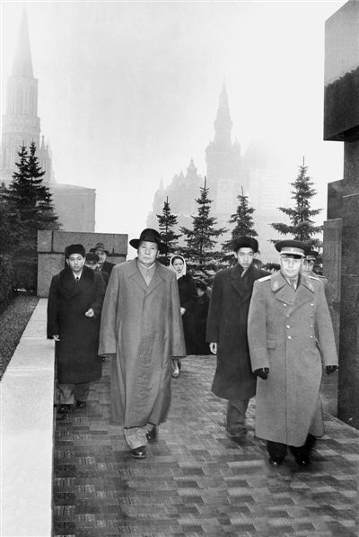 1957年11月5日下午，在克里姆林宫警卫局局长扎哈洛夫少将陪同下，毛主席率代表团到红场瞻仰列宁墓并敬献花圈。毛主席左侧为翻译阎明复，右侧为卫士李银桥。