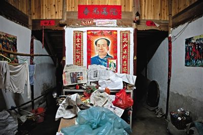 6月11日，郭松玉家客厅里所有的家具都盖上了报纸以防粉尘覆盖。