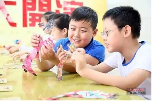 范方一制作皮影人