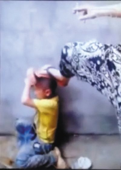 小毛遭遇暴力殴打的视频引发广泛关注。视频截图